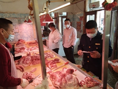 黑龍江省安達(dá)市市場(chǎng)監(jiān)管局“三嚴(yán)”舉措筑牢防線 全力保障肉制品銷售環(huán)節(jié)非洲豬瘟防控安全